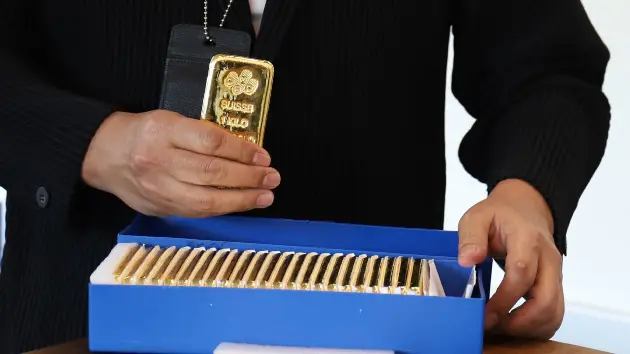 الذهب يتراجع عند التسوية بعد بيانات الوظائف الأميركية