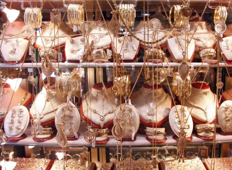 ارتفاع عوائد السندات الأميركية وقوة الدولار يدفعان أسعار الذهب للتراجع