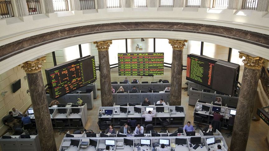 توقعات خفض الفائدة في مصر تدفع الأجانب للعودة إلى الأسهم والسندات