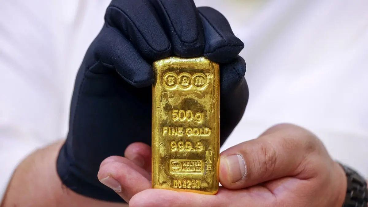 الذهب يتراجع 2.5% وسط قوة الدولار وترقب بيانات أميركية