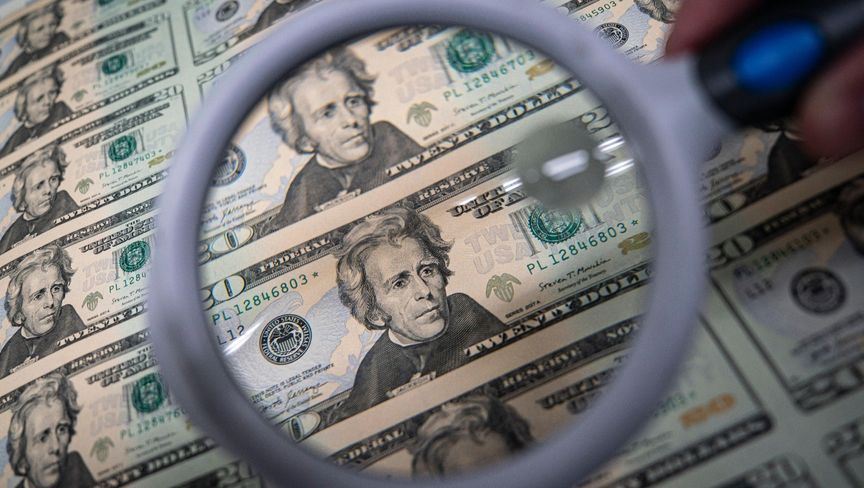 مضاربون يراهنون على هبوط الدولار بأكبر وتيرة منذ 7 أشهر