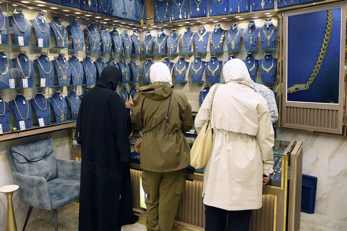 أسعار الذهب ترتفع وسط تراجع الدولار وترقّب قرار الفدرالي الأميركي