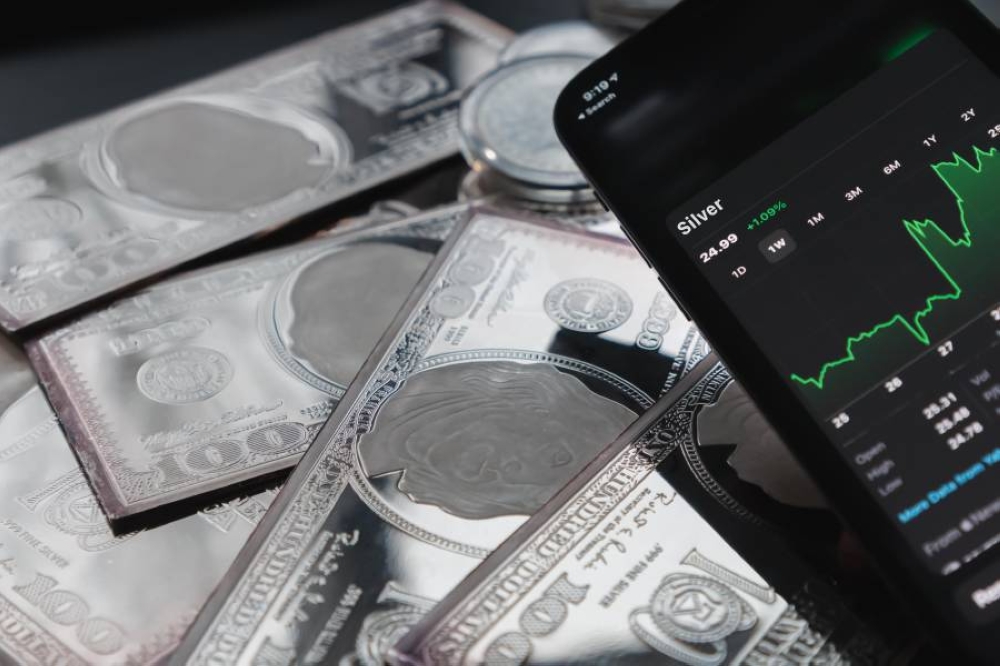 متوقعاً بلوغ الأوقية 70 دولاراً.. روبرت كيوساكي: سعر الفضة سيرتفع 100% في 2026