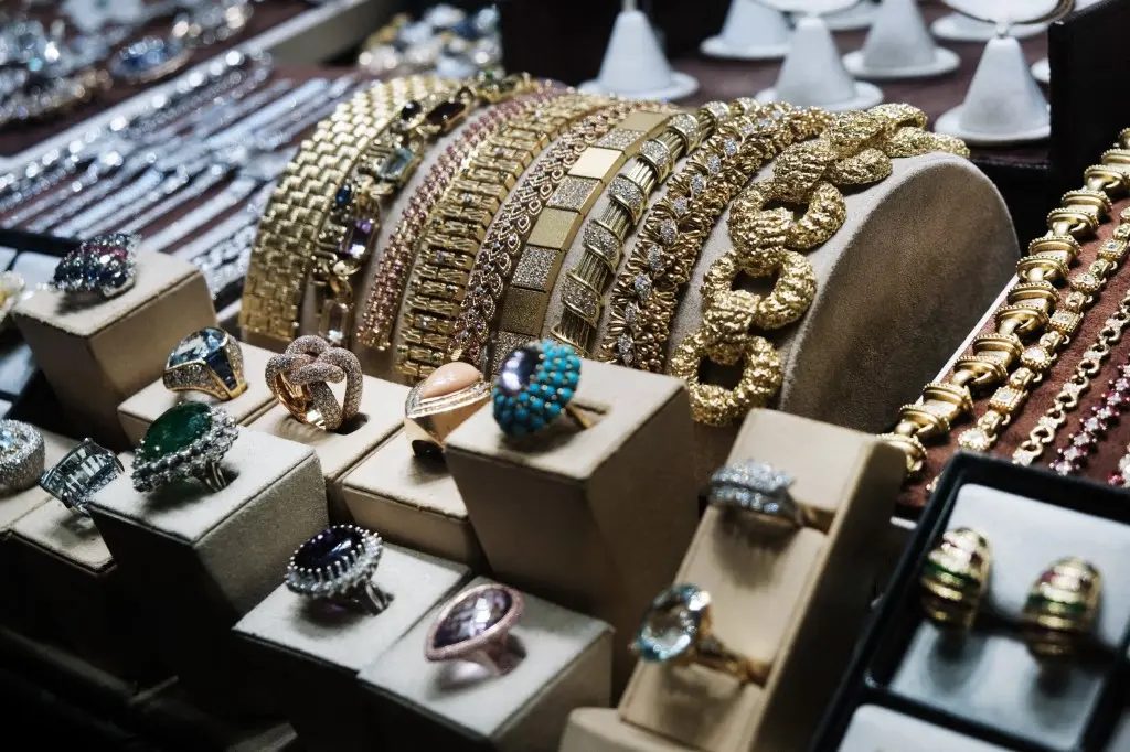 تراجع أسعار الذهب مع تفاؤل الأسواق بمحادثات التجارة الأميركية الصينية وترقب قرار الفدرالي