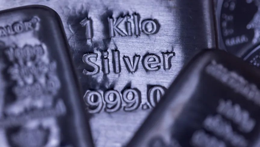 سعر الفضة يقفز لأعلى مستوياته منذ 2011.. والذهب قرب قمته القياسية