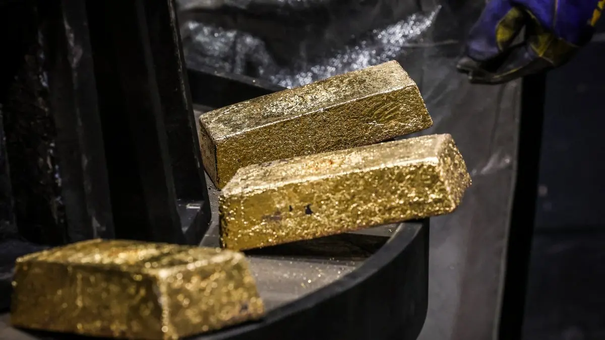 الذهب يحوم قرب أعلى مستوى على الإطلاق مع إقبال المستثمرين على الملاذ الآمن