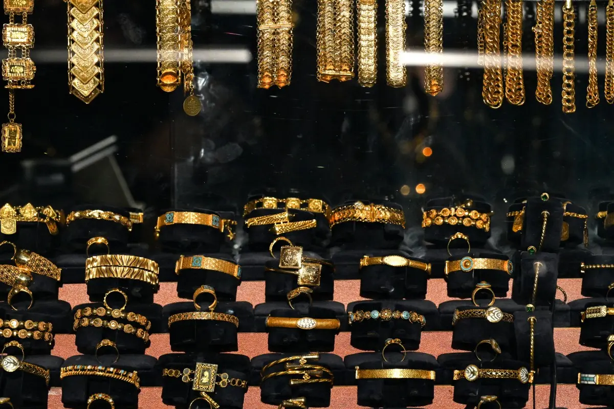 أسعار الذهب تواصل الصعود لمستويات قياسية بعد كسرها مستوى 4200 دولار