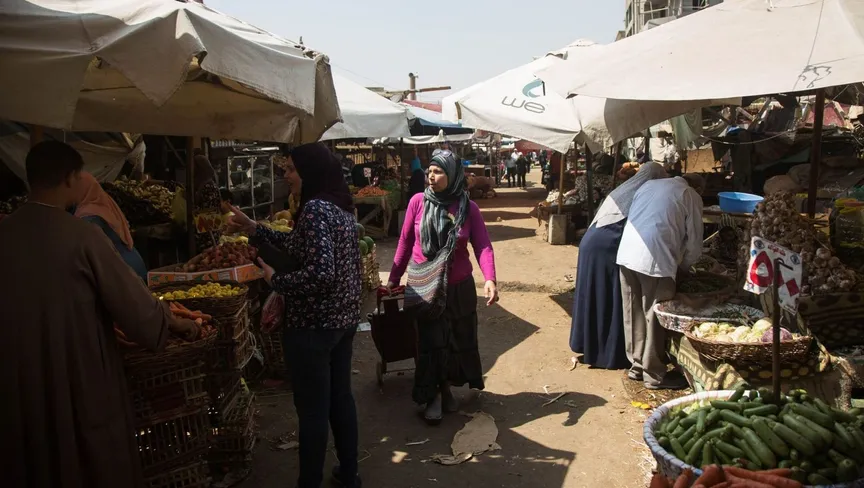 موجة تضخمية مرتقبة تضرب جيوب المصريين بعد رفع أسعار الوقود
