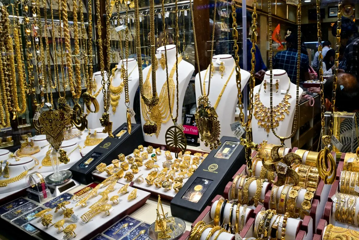 أسعار الذهب تفقد بريقها مع ثبات الدولار وجني المستثمرين للأرباح