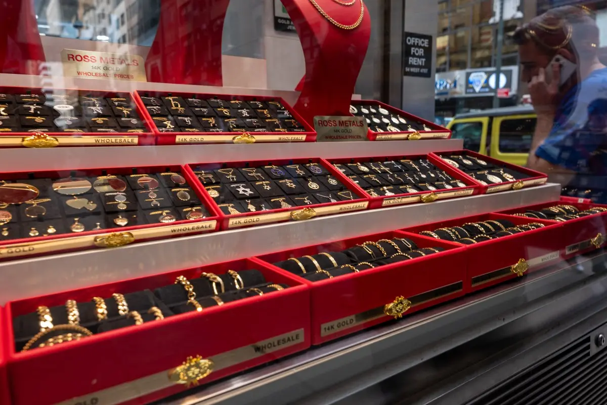 هل فقد المعدن الأصفر بريقه؟