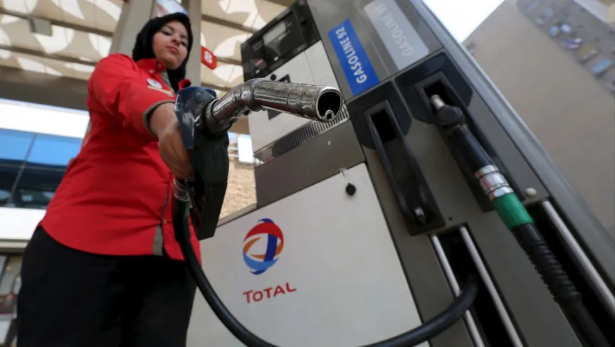 ماذا تنتظر مصر لخفض أسعار الوقود بعد هبوط النفط لأدنى مستوى منذ 2021؟