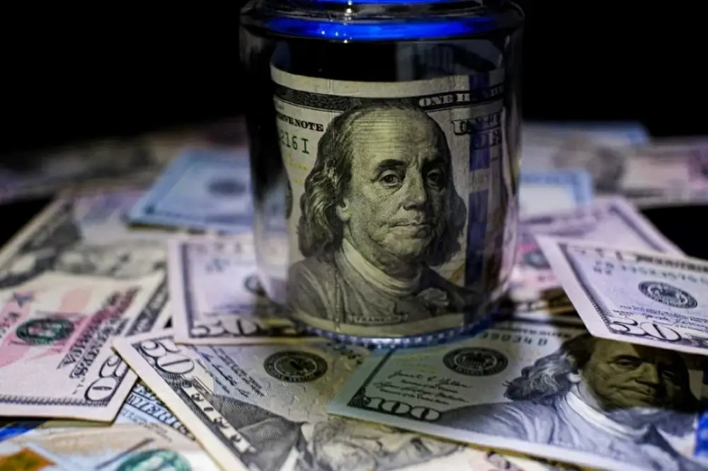 ما الذي يُخبرنا به تراجع الدولار الأميركي عالمياً؟