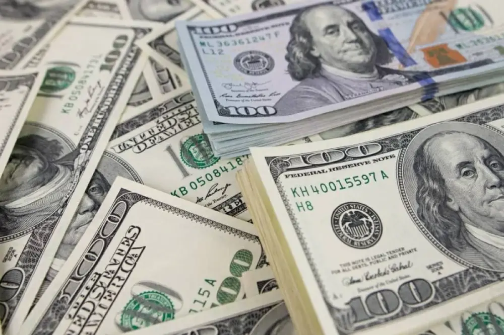 الدولار يترنح.. «العملة الخضراء» تهبط لأدنى مستوى في 5 أيام