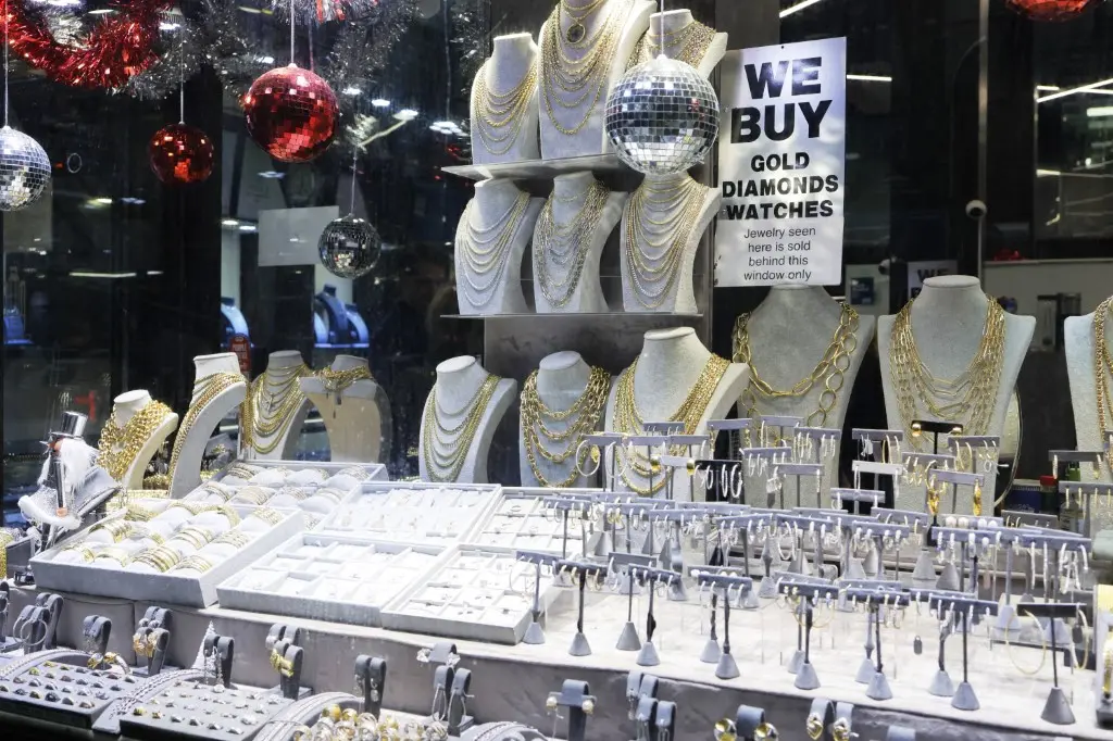 الذهب يقفز إلى أعلى مستوى في 4 أسابيع وسط تصاعد التوترات في الشرق الأوسط