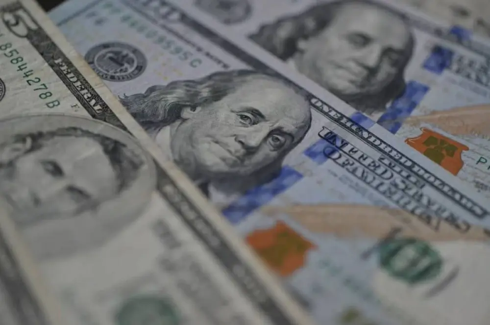 الدولار الأميركي يتراجع وسط آمال بالتوصل لاتفاق ينهي الحرب في إيران