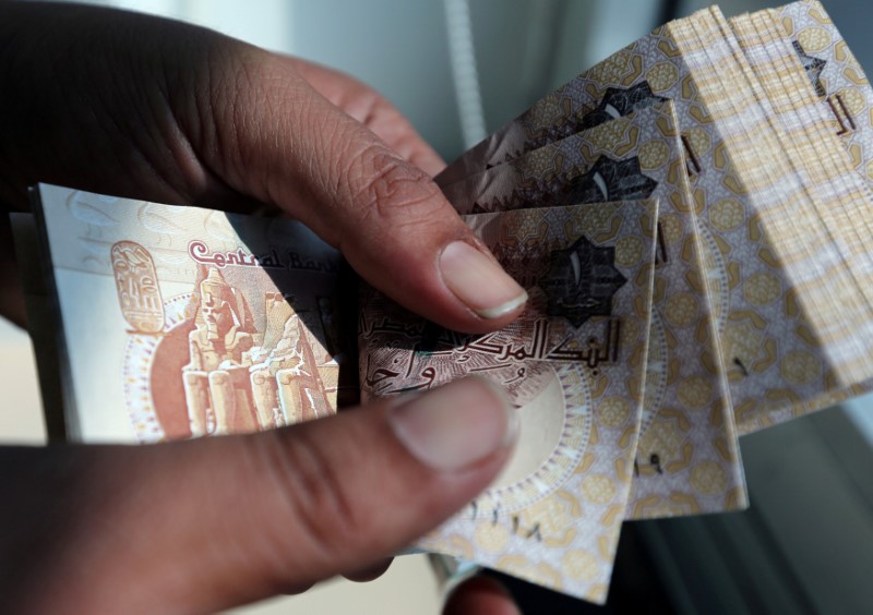 الدولار يقترب من 53 جنيهًا.. ومصر تقترض مليار دولار جديدة من الأسواق الدولية