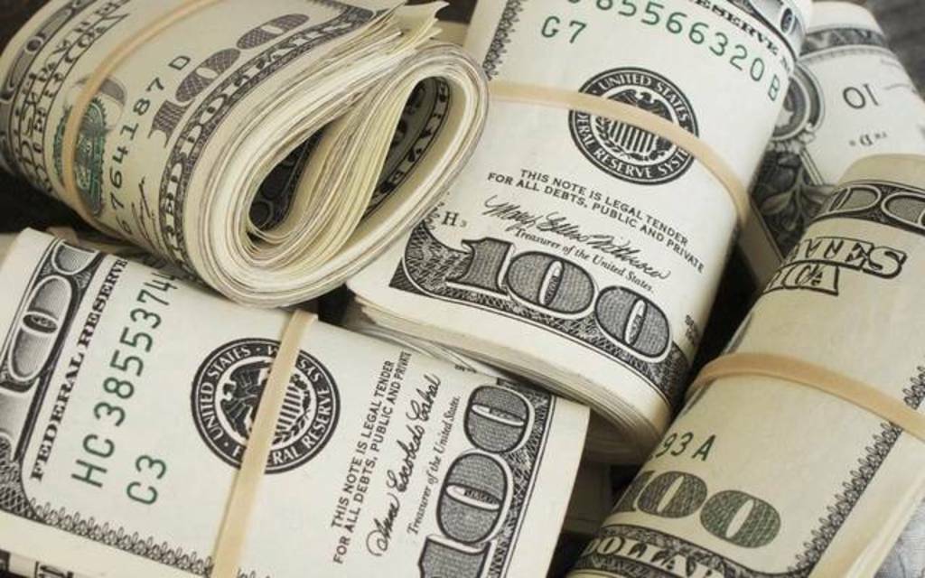 سعر الدولار مقابل الجنيه المصري يصعد في البنوك مع منتصف تعاملات الأربعاء