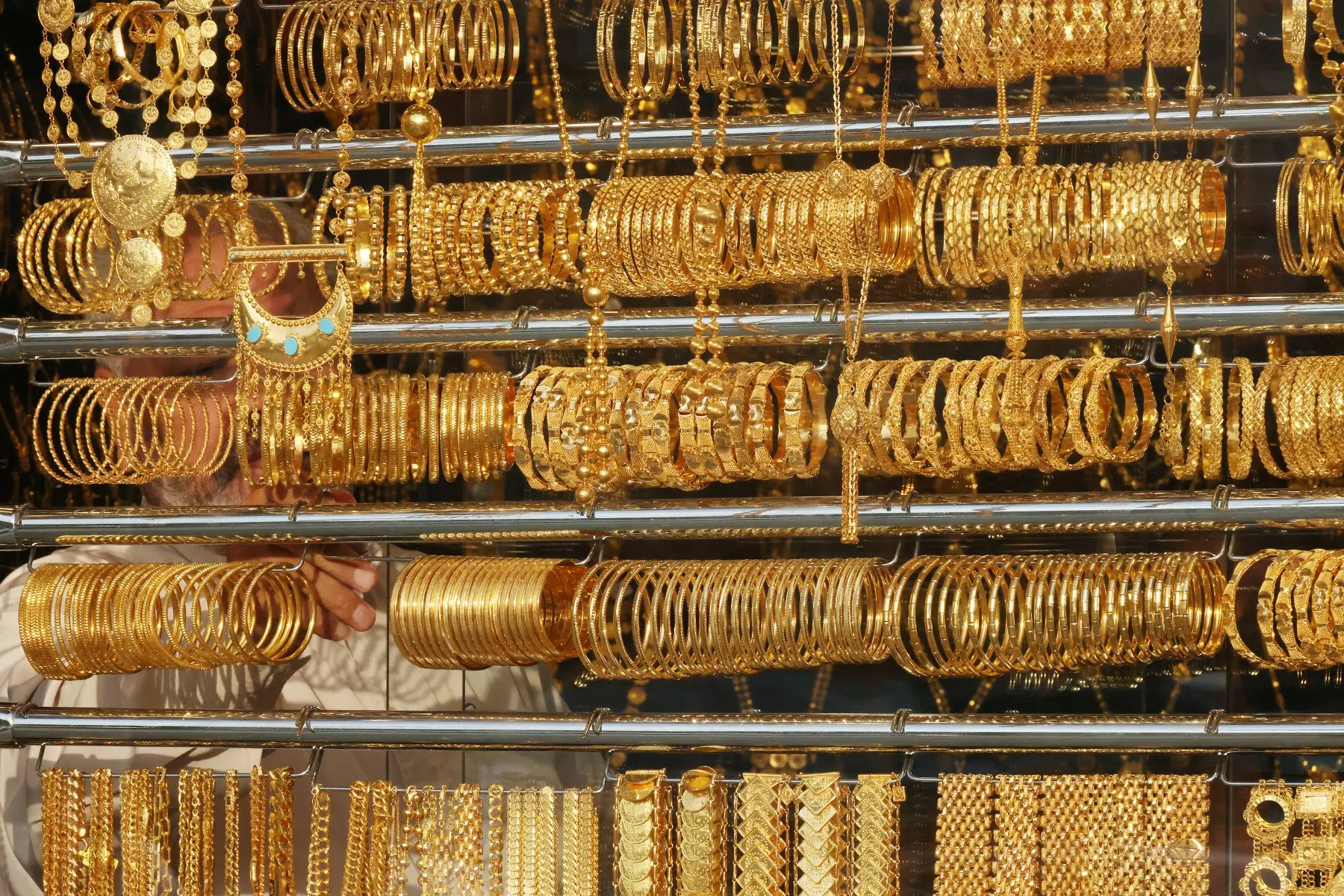 الذهب يرتفع مع تراجع عوائد السندات وترقب تطورات الشرق الأوسط