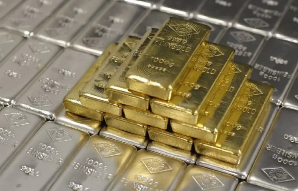 أسعار الذهب تهبط 2.5% متجهة نحو خسائر أسبوعية حادة