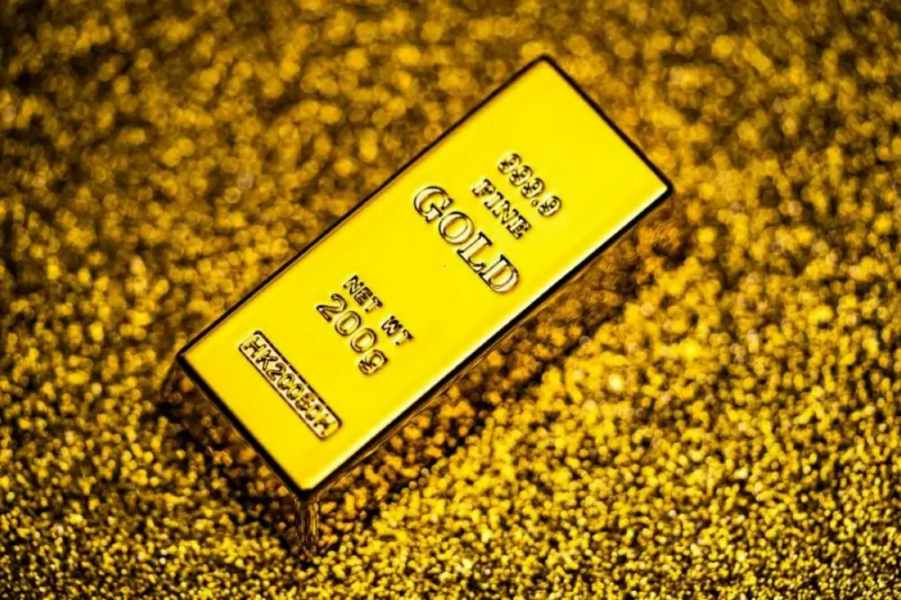الذهب يتراجع أكثر من 2% لأدنى مستوى في 11 أسبوعاً