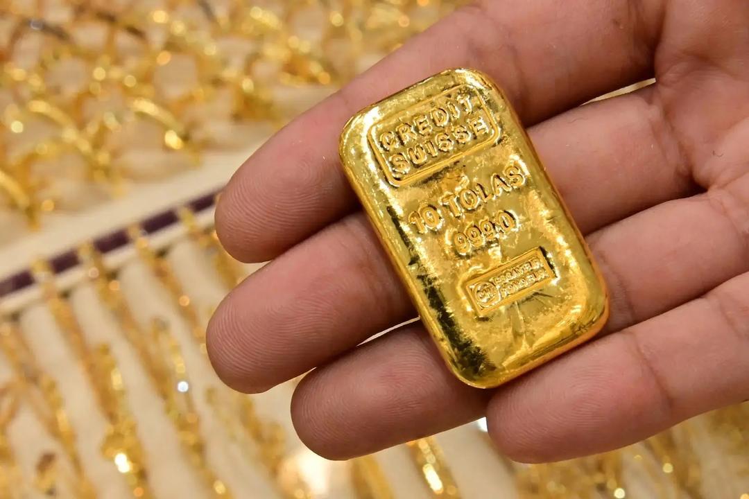 الذهب يستقر فوق مستوى 2000 دولار ليقطع سلسلة خسائر استمرت عامين