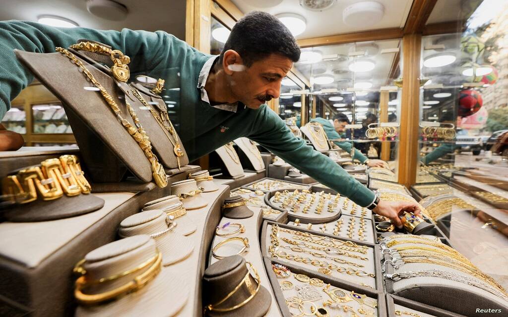 ارتفاع الدولار يهبط بأسعار المعدن الأصفر عالميًا في أسبوع